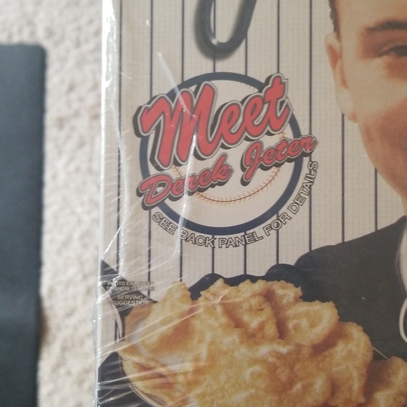 Derek Jeter collectable - Picture 3 of 8